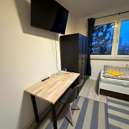 Ideal Fuer Monteure. 3 Zimmer Apartment Mit Kueche, Waschmaschine, Wifi Usw... . Halle  المظهر الخارجي الصورة